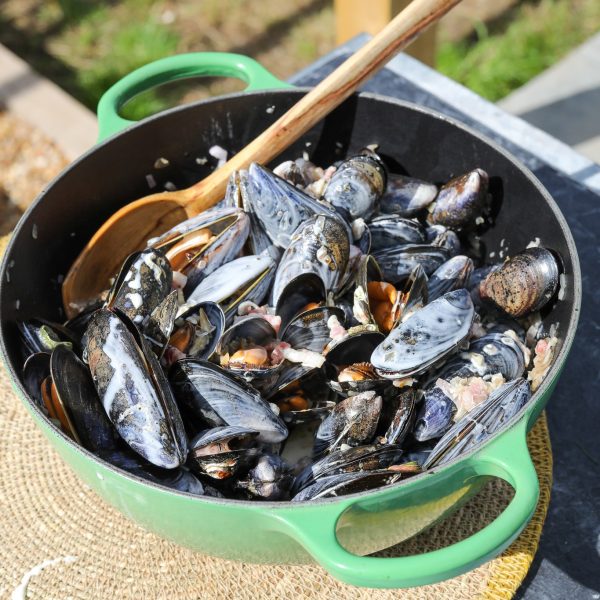 Mussels with bacon, cream and cider